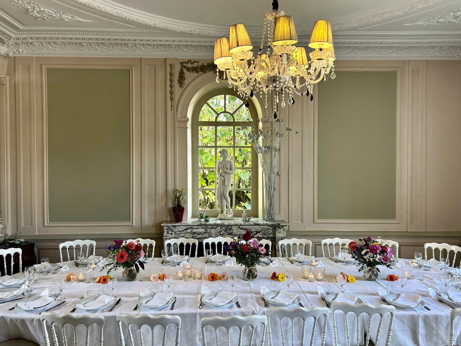 Exemple d'une réception décorée de fleurs au domaine du Chêne Vert.