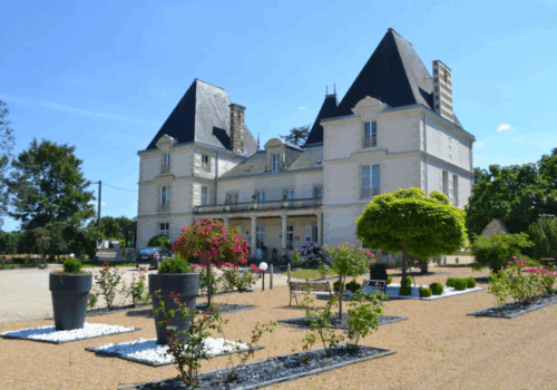 La devanture du Chêne Vert, un Château rénové disposant d'une cour aménagée.