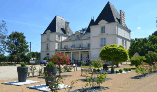 La devanture du Chêne Vert, un Château rénové disposant d'une cour aménagée. 