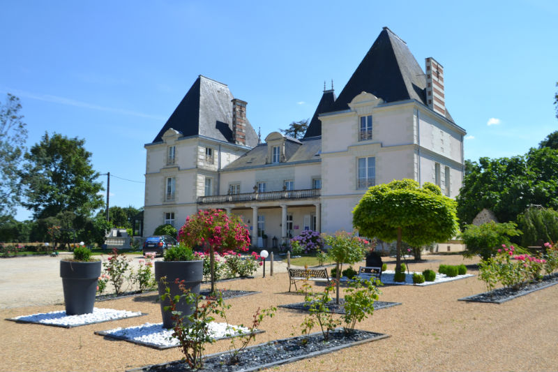 La devanture du Chêne Vert, un Château rénové disposant d'une cour aménagée.