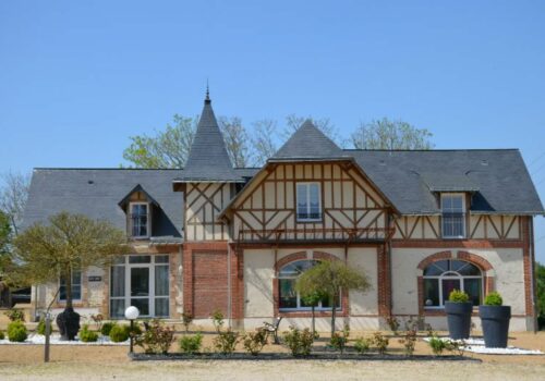 L'extérieur du grand gîte. Un gîte agréable et chaleureux pour toute votre famille.