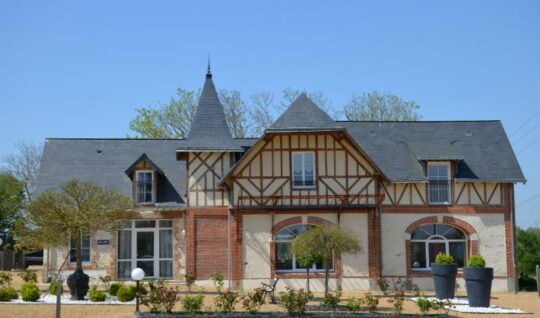 L'extérieur du grand gîte. Un gîte agréable et chaleureux pour toute votre famille. 