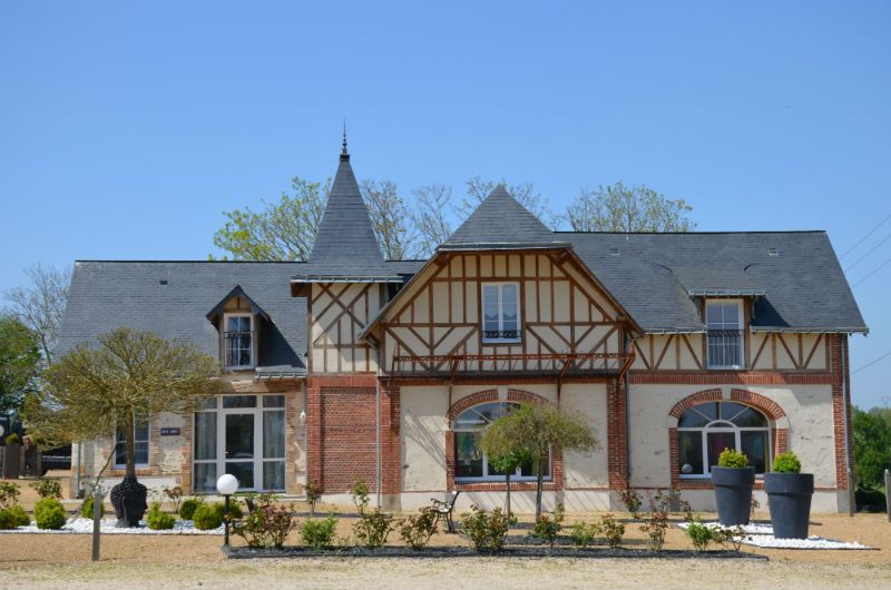 L'extérieur du grand gîte. Un gîte agréable et chaleureux pour toute votre famille.