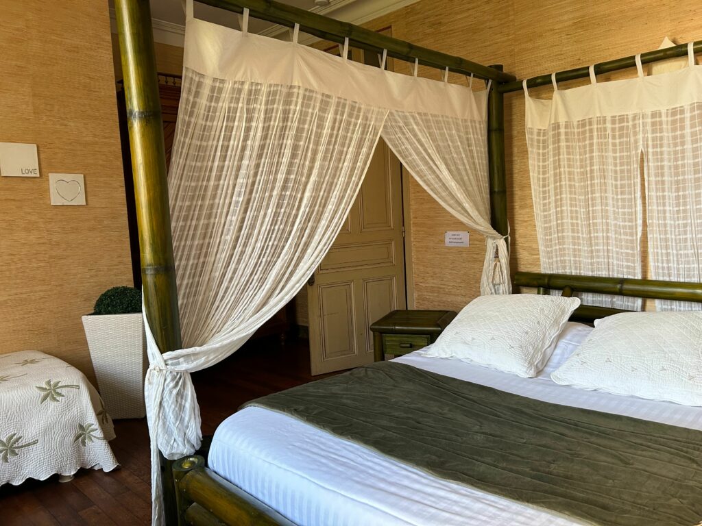 La chambre tropicale et son lit baldaquin sont parfaits pour accueillir deux personnes.
