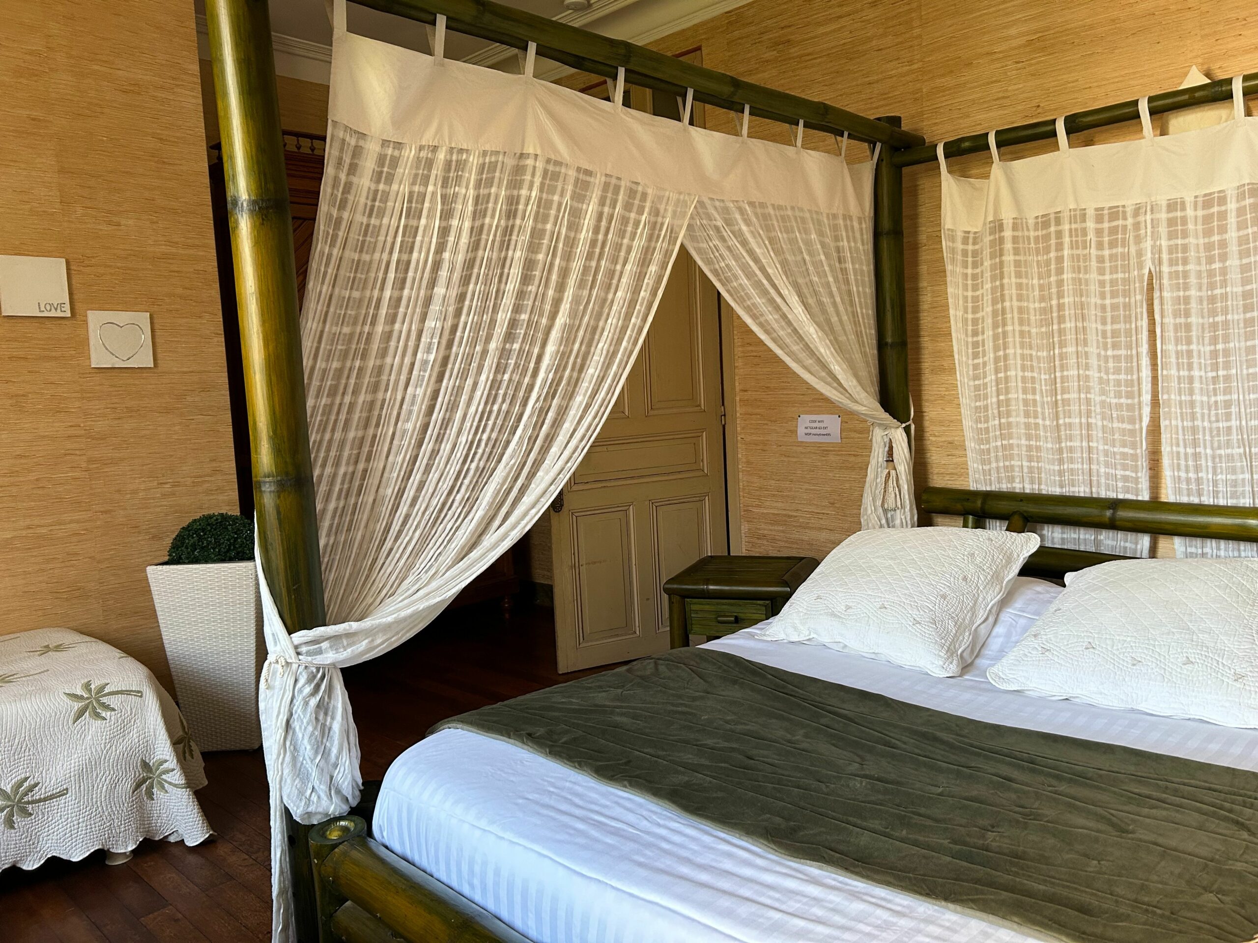 La chambre tropicale et son lit baldaquin sont parfaits pour accueillir deux personnes.
