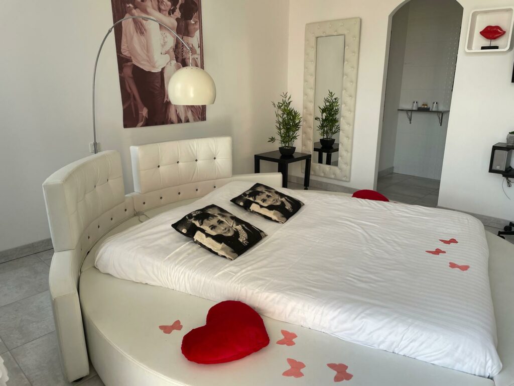 La chambre Love dispose d'un lit rond. Une chambre très agréable pour un séjour à deux.