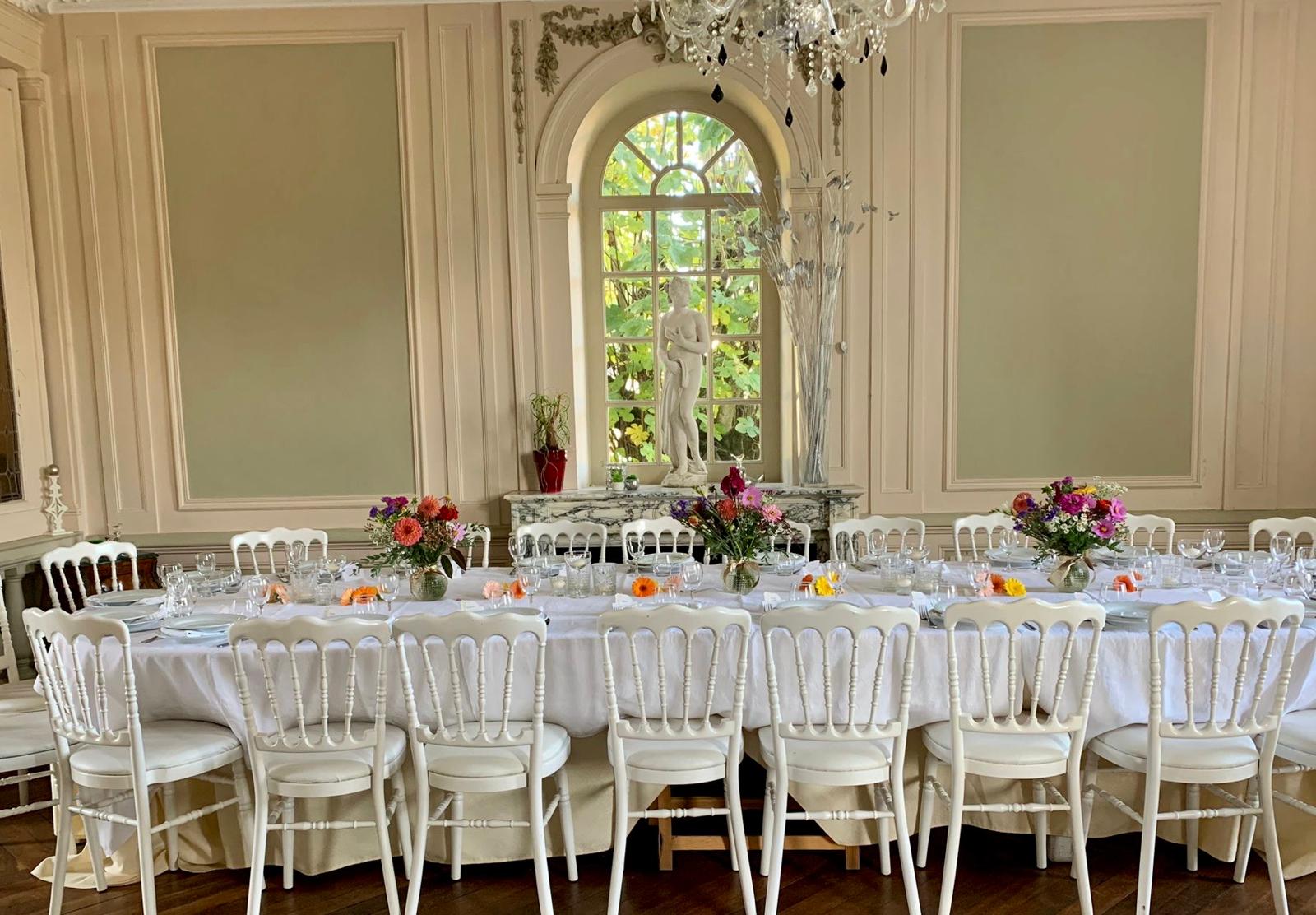 Exemple d'une réception décorée de fleurs au domaine du Chêne Vert.