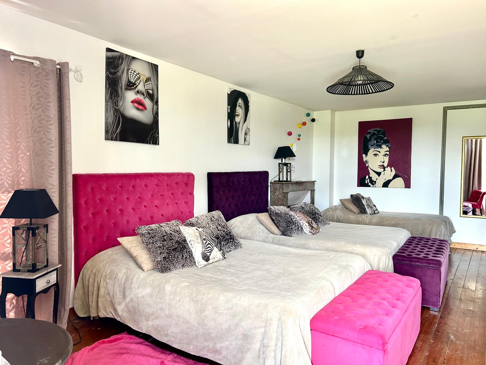 Une autre chambre communicante présente au Domaine du Chêne Vert. Plus dans des tons rose et violet